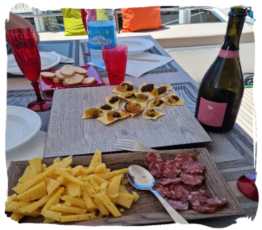 Il menù a bordo del My Sun, una pausa durante la nostra escursione a vela nel mare di sardegna